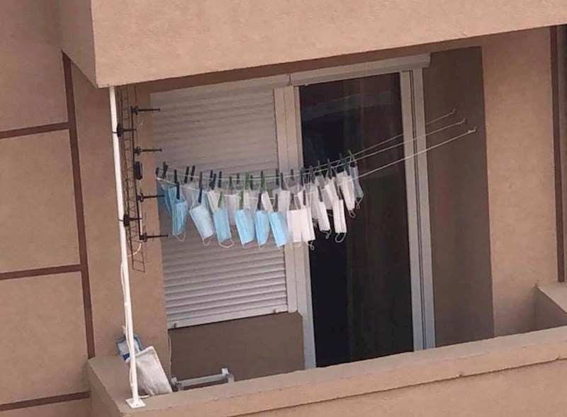 Riječ je o... jednokratnim maskama za lice. Jesu li samo htjeli uštedjeti novac ili nisu znali da su jednokratne? Hmm...