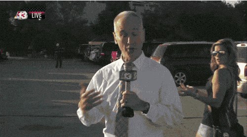 Djevojka je primijetila da je uživo na TV-u pa je dala sve od sebe da reporteru ukrade show