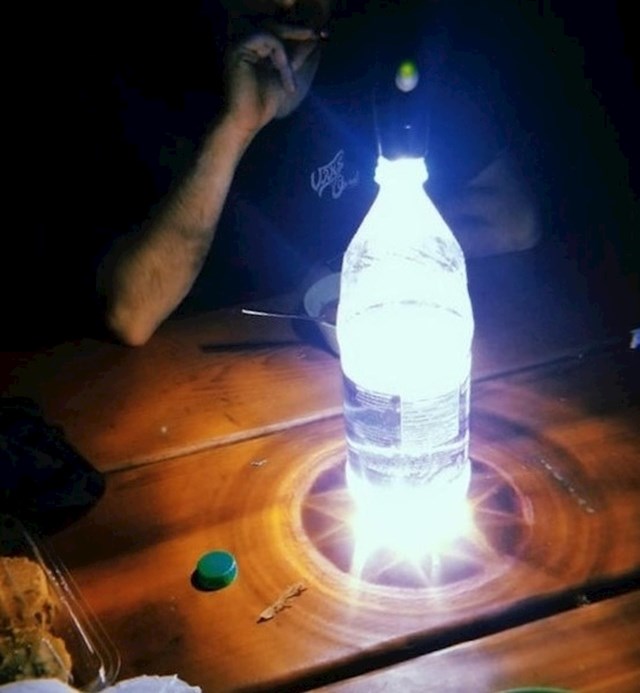 Baterijskom lampom osvijetlite bocu punu vode i dobit ćete zanimljivu rasvjetu...