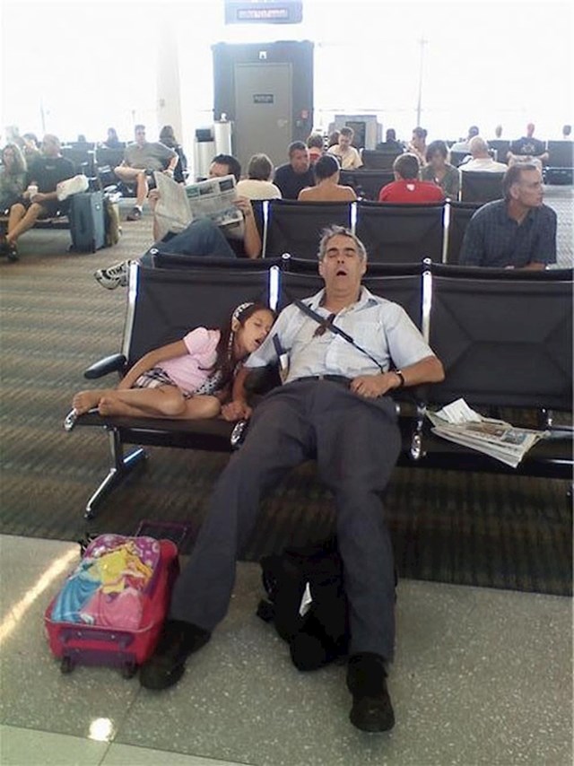 "Vidio sam ovog tatu s kćerkicom kako spavaju na zračnoj luci. Čini se da je puno toga naslijedila od njega."