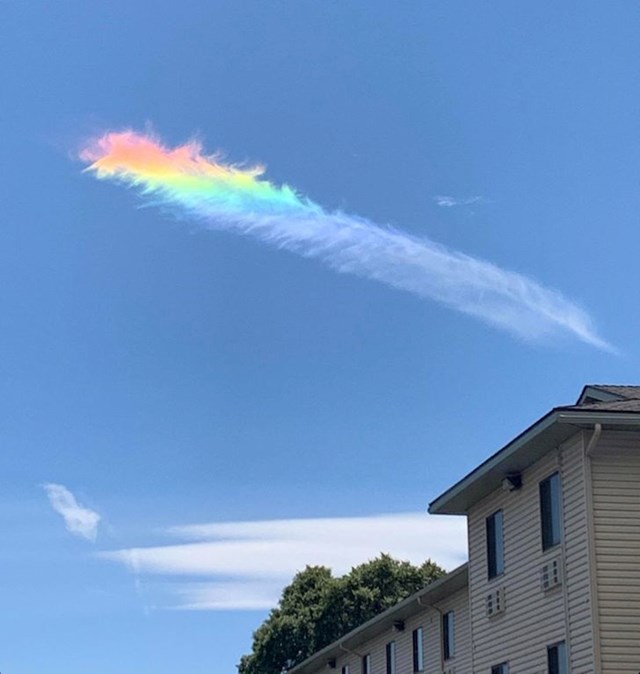 Oblak je zbog zanimljivog prirodnog fenomena izgledao kao šareno pero.