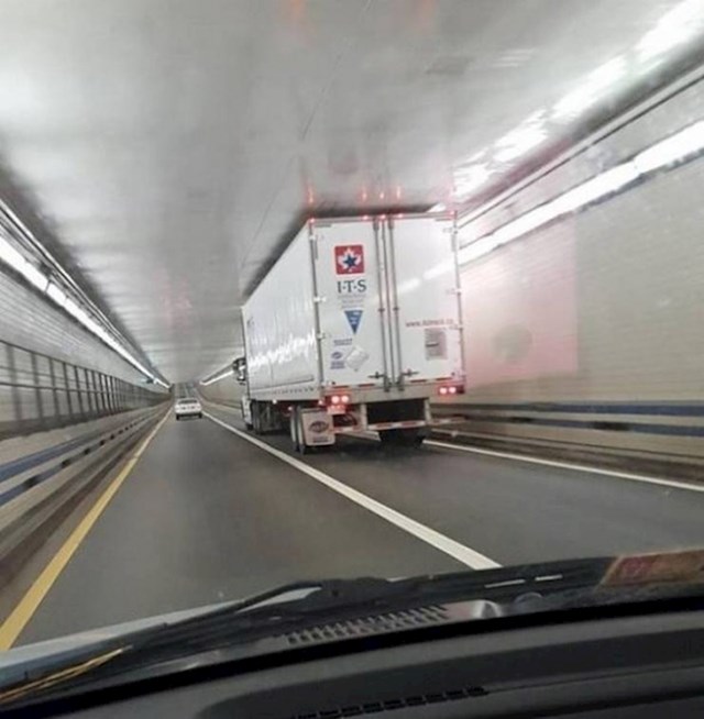 Malo je falilo da se kamionom zabije u strop.