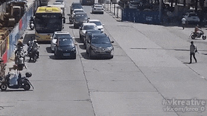 Muškarac na skuteru blokirao je promet, nitko se nije ljutio kad su vidjeli zbog čega je to učinio