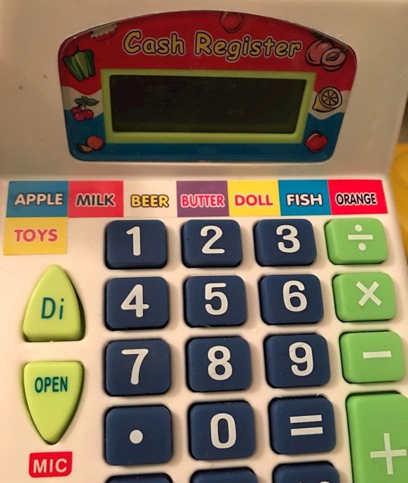 Kćerkici smo kupili plastičnu dječju blagajnu za igranje. Na njoj se može kupiti pivo!