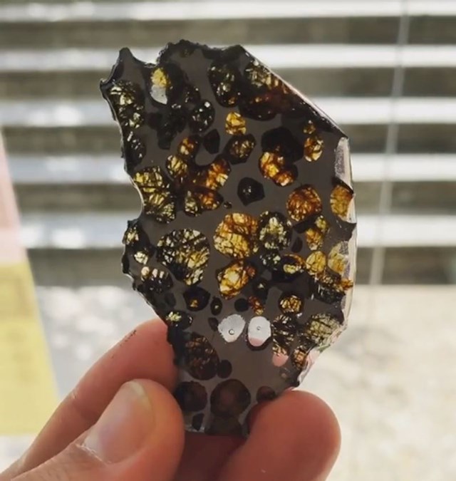 Seymchan meteorit izgleda kao dragi kamen iz video igrica.