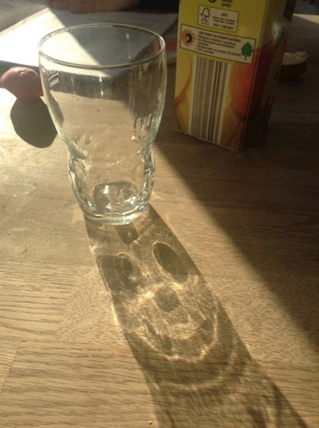 Na sjeni ove čaše se pojavilo lice jezivog klauna.