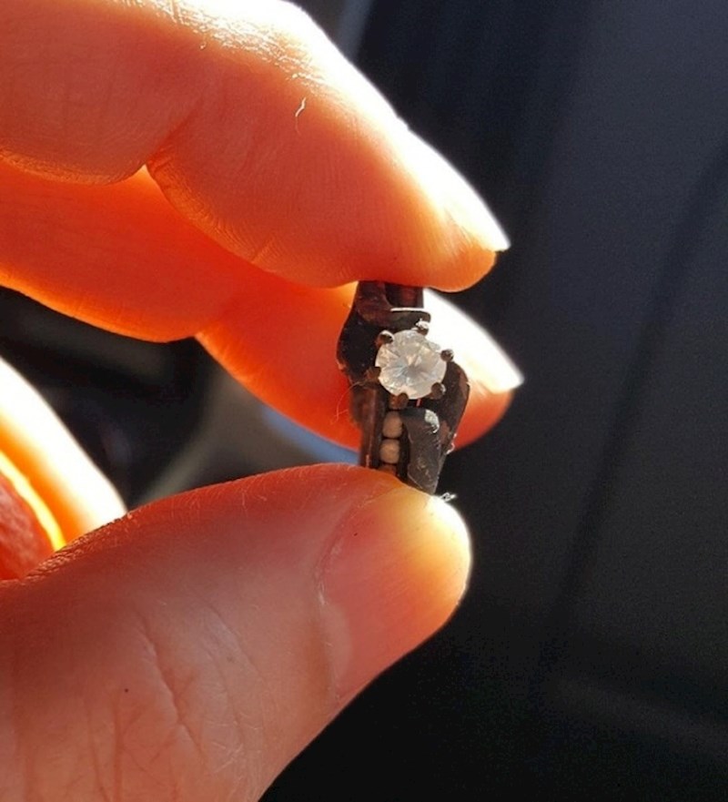 "Prošle zime nam je izgorjela kuća. Dok smo kopali po pepelu i ostacima našeg doma, moja mama je našla svoj vjenčani prsten."