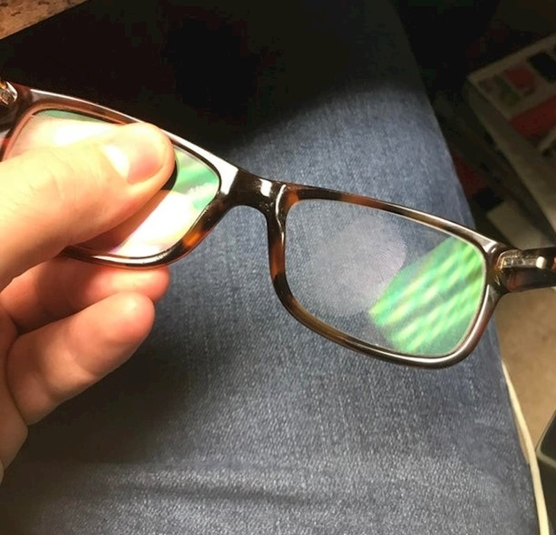 Kad vam na naočalama ostane otisak prstiju...