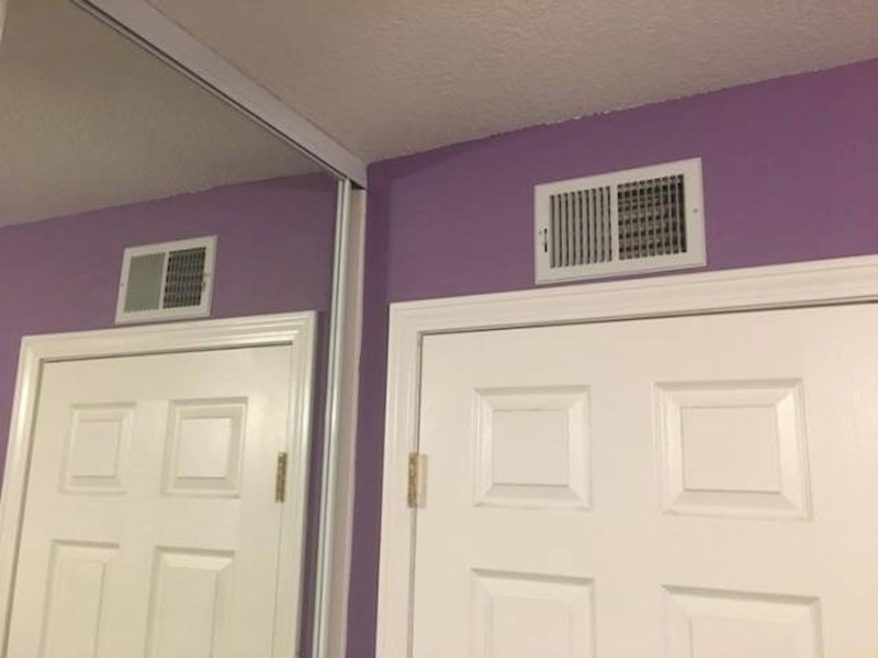 Vidite li zbog čega odraz u ogledalu ne izgleda kao u potpunosti zrcaljena slika?