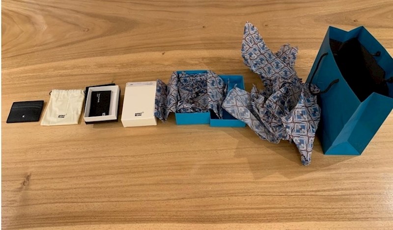 Pogledajte u čemu je bio zapakiran novi novčanik za bankovne kartice (skroz lijevo).