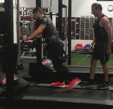 Ovaj lik ima nevjerojatno ubrzanje, malo tko bi mogao ponoviti ono što je on izveo u teretani