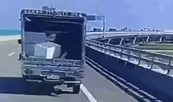 Vozač je na autocesti snimio čudan prizor, pogledajte što se dogodilo pred njegovim očima