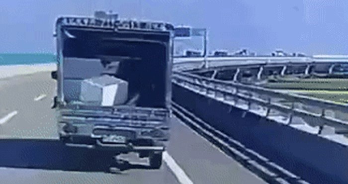 Vozač je na autocesti snimio čudan prizor, pogledajte što se dogodilo pred njegovim očima