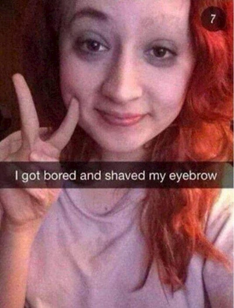 Bilo joj je dosadno pa je obrijala jednu obrvu.