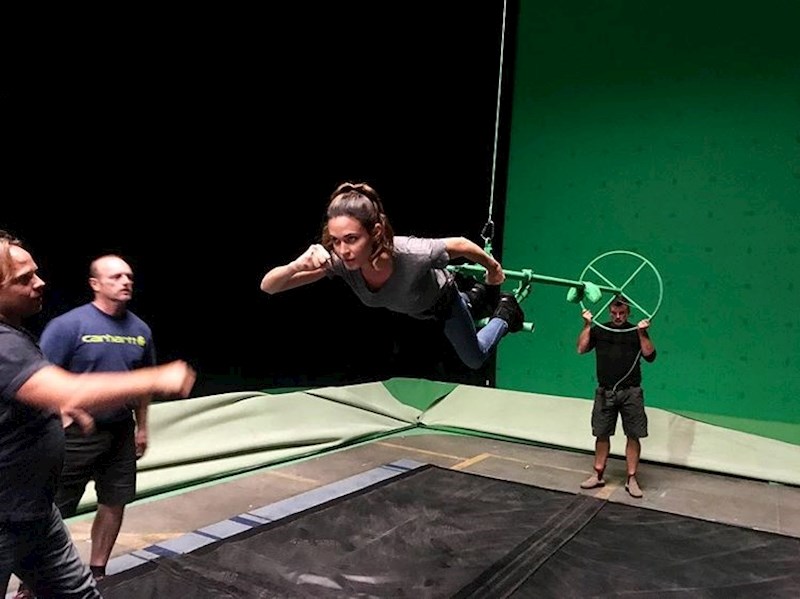 Odette Annable "uči letjeti" na snimanju filma "Supergirl"