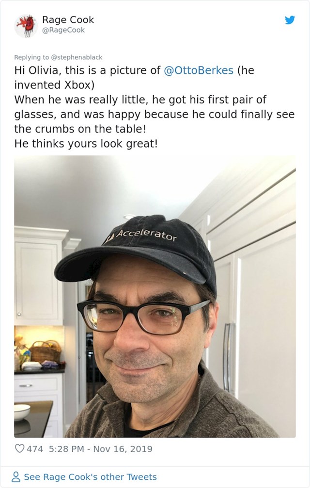 "Hej Olivia, ovo je slika Otta Berkesa (lika koji je napravio Xbox). Kad je bio mali, dobio je svoje prve naočale i bio je sretan jer je konačno mogao vidjeti mrvice na stolu! Sviđaju mu se tvoje naočale!"