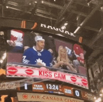 Kad ih je kamera prikazala, mislila je da će je dragi zaprositi na tribini. Njegova reakcija ju je uništila