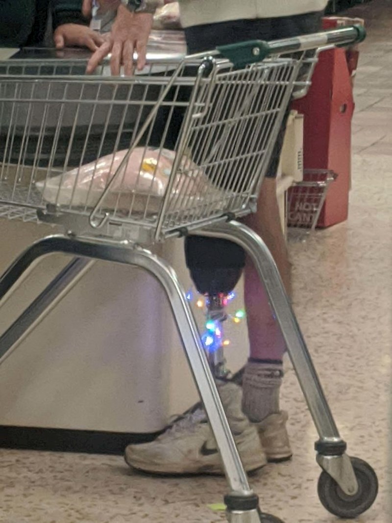 "Danas sam u supermarketu vidio kupca sa zanimljivom božićnom dekoracijom."