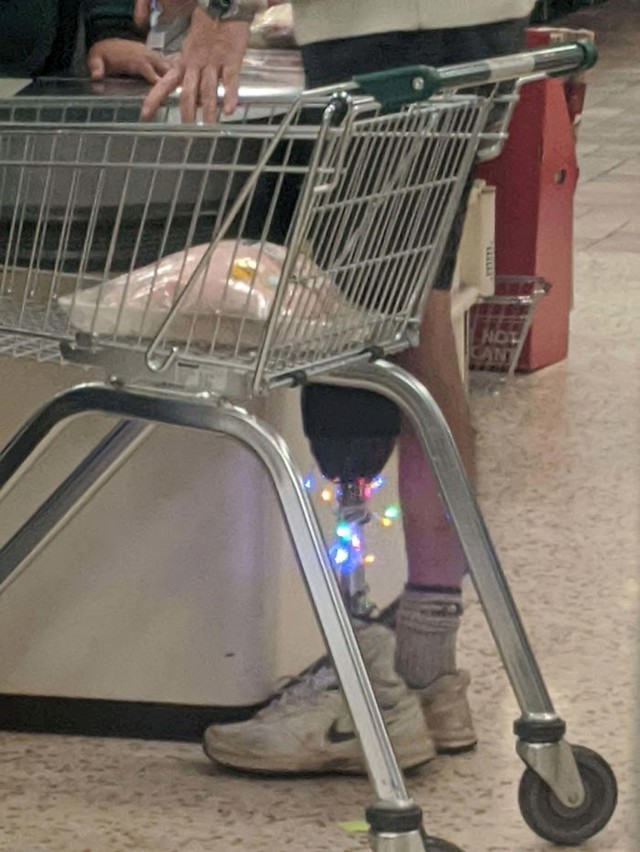 "Danas sam u supermarketu vidio kupca sa zanimljivom božićnom dekoracijom."