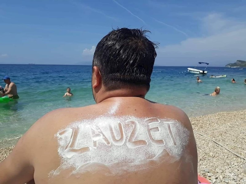 Čovjek vjerojatno nije imao pojma što mu piše na leđima... 😁