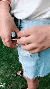 Djevojka izvadila ljubimca iz džepa i bacala ga po parku. Zvuči kao mučenje životinje? E pa nije! 