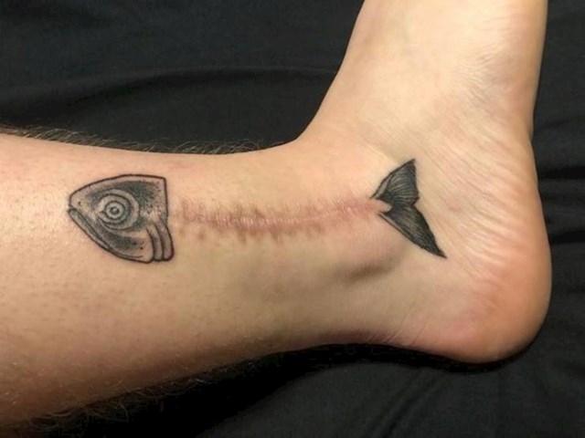 Ožiljak je iskoristio kako bi napravio zanimljivu tetovažu.