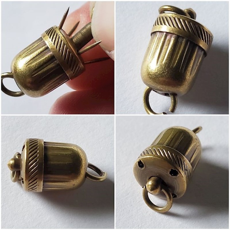 Kad povučete prsten, na drugoj strani izađu iglice. Riječ je o maloj napravi za sprječavanje krađe džepnih satova.