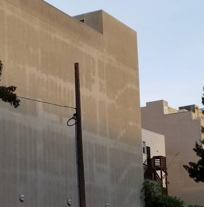 Na ovoj zgradi su se nakon kiše prvo osušili dijelovi na kojima su s unutarnje strane stepenice.