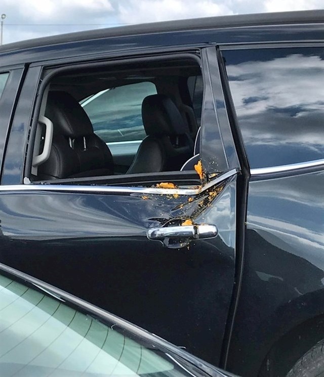 Vratili smo se do parkinga i vidjeli da nam je nečija bundeva pogodila auto.