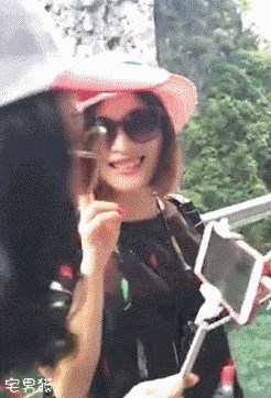 Htjela je da je netko slika, no trenutak nepažnje bio je dovoljan da ostane bez mobitela