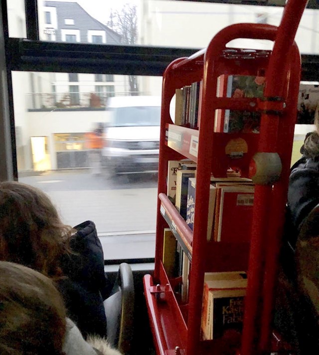 Ovi autobusi u Njemačkoj imaju mini knjižnice s knjigama koje nude svojim putnicima kako bi se zabavili tijekom putovanja.