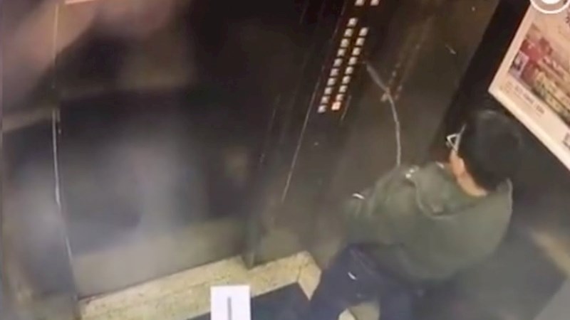 Mladić je iskoristio priliku da se popiša po tipkama u liftu, vrlo brzo je shvatio da to nije trebao učiniti