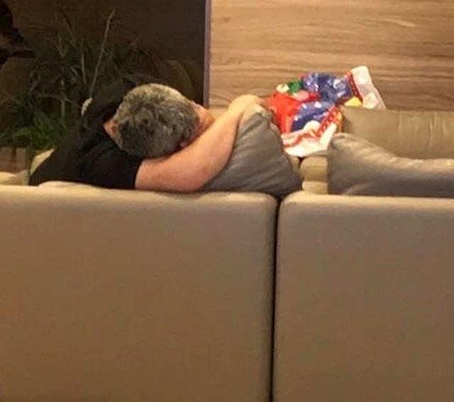 Mislili ste da ga netko grli? Ne, to je samo jastuk.