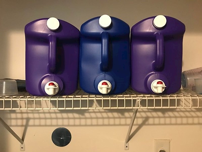 Vrlo ozbiljni kanisteri