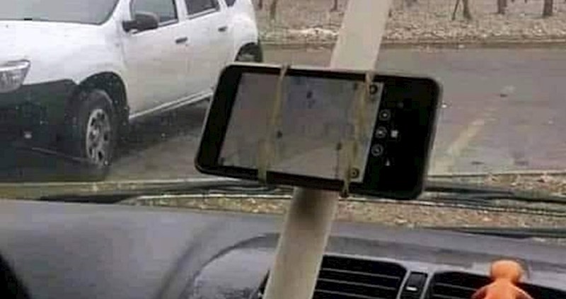 U autu je ugradio jeftiniju verziju navigacijskog sustava, pogledajte što mu je držalo mobitel