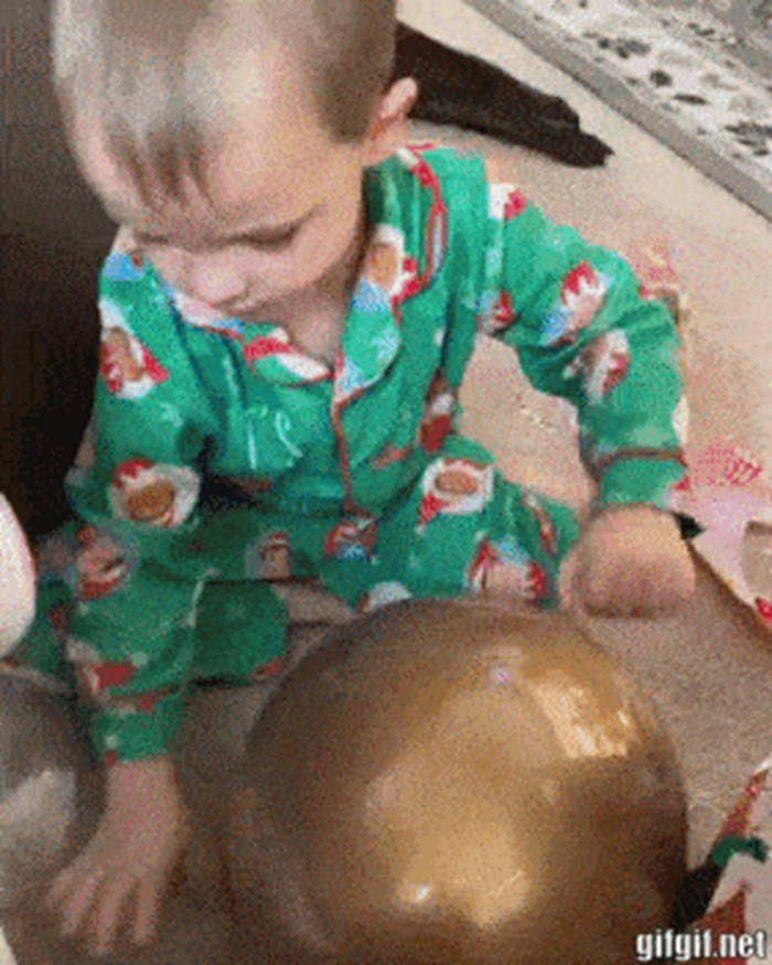 Baka je bila šokirana kad je vidjela kako je malo dijete otvorilo poklon