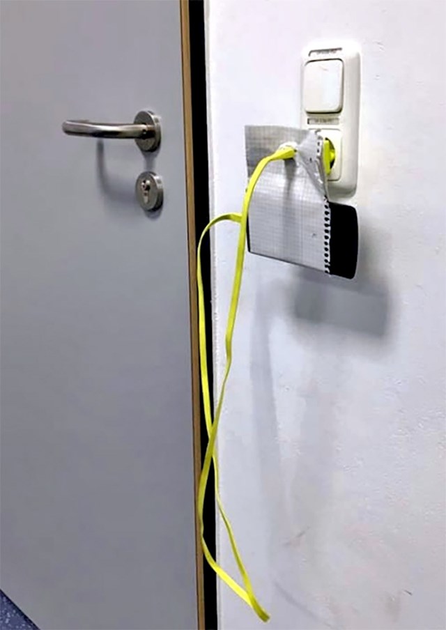 Nemate stolić na koji možete staviti mobitel dok se puni? Nema problema!
