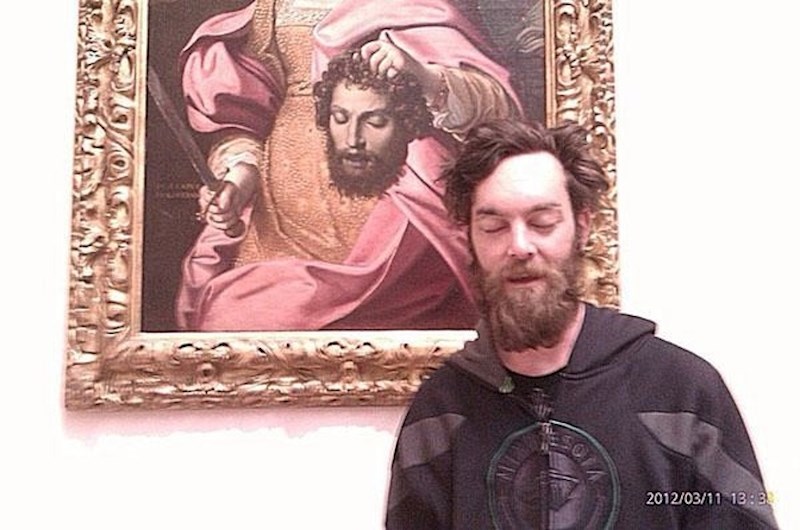 U muzeju je primijetio da izgleda kao lik s umjetničke slike.