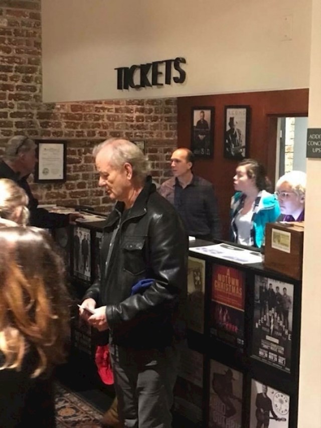 Glumac Bill Murray išao je kupiti puno ulaznica za koncert, kasnije ih je dijelio besplatno.