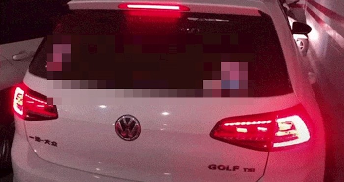 Vozačica je postavila genijalan dodatak za brisač na autu, pogledajte u čemu je fora