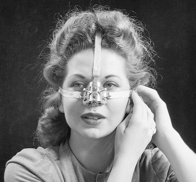 Naprava za oblikovanje nosa, 1944.