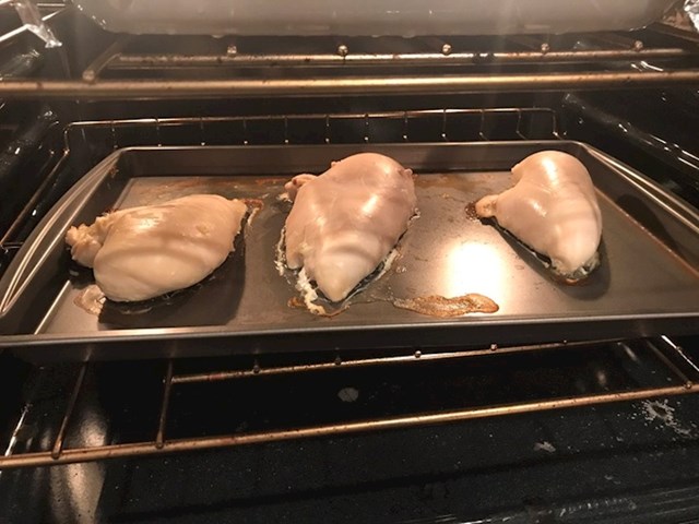 "Moj dečko je rekao da će nam danas napraviti ručak. Evo kako je pripremao piletinu."