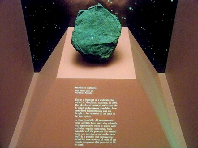 Ovo je jedna od najstarijih stijena koje postoje i za koje znamo. Zove se Murchison meteorit i star je 4 600 000 000 godina.