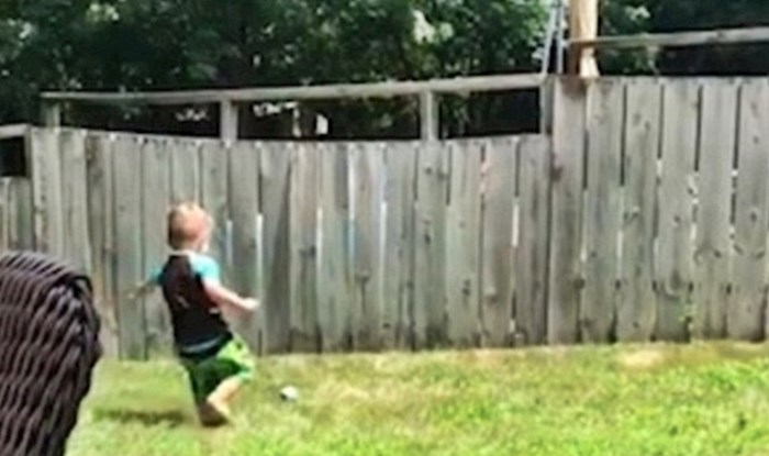VIDEO Dječačić je bacao loptu preko susjedove ograde, a onda je mama snimila što se zapravo događa