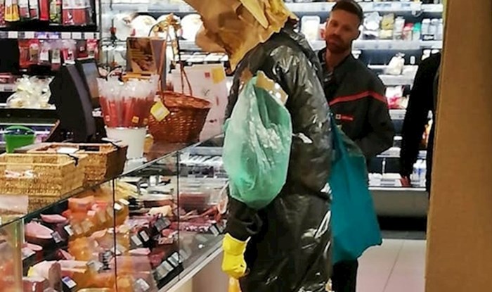 Muškarac u supermarketu pretjeranom zaštitom od koronavirusa začudio ostale kupce