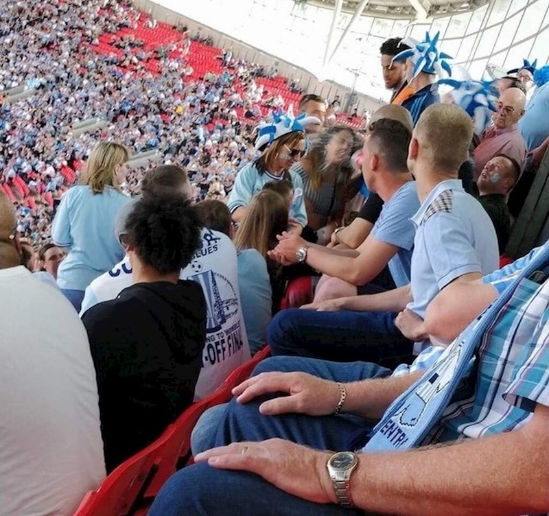 Netko ju je na tribini počastio pićem.