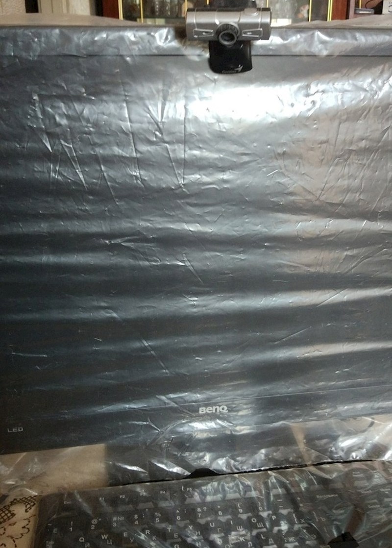 Baka je dobila računalo kako bi se mogla vidjeti s članovima obitelji na kameri. Evo kako ga je čuvala, nije ga htjela isprljati.