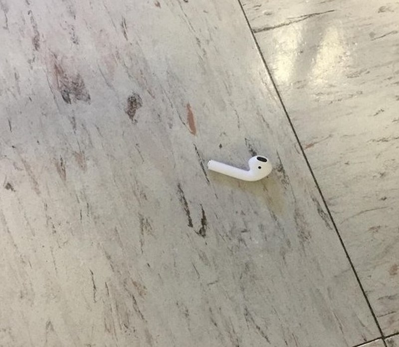 Netko je izgubio jednu bežičnu slušalicu.