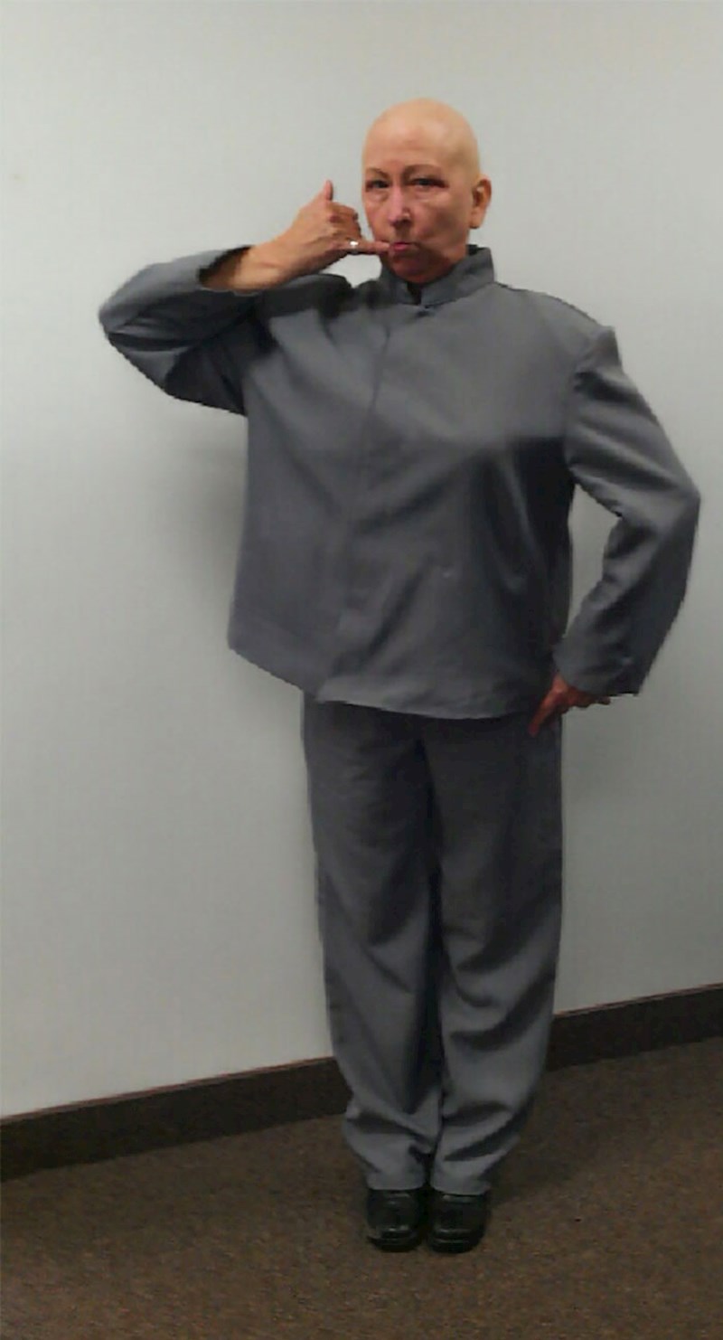 "Ovo je moja mama kad je bila u 8. tjednu kemoterapija. Imala je zanimljiv kostim za Noć vještica."