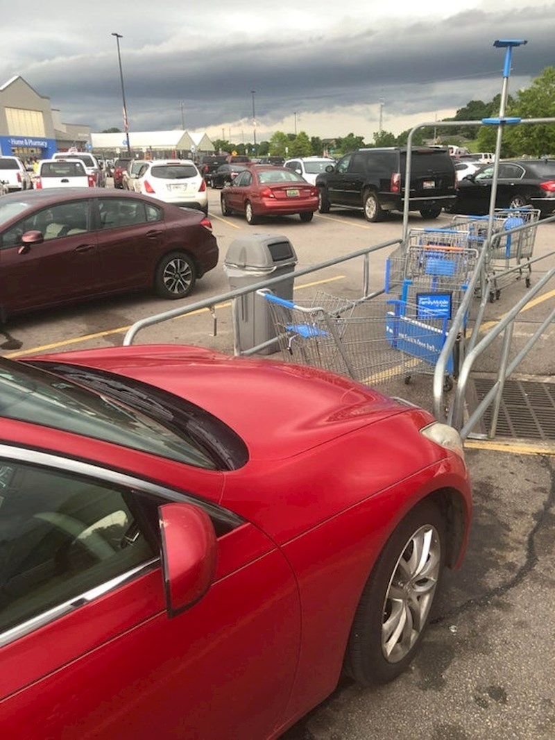 Netko je parkirao auto ispred kolica.